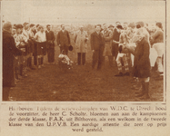 874309 Afbeelding de voorzitter van de Utrechtse voetbalclub W.D.C., C. Scholte, die de tegenstander bij de ...